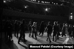 پایان یکی از اجراهای نمایش «مجلس شبیه ...» در تئاتر شهر تهران در سال ۱۳۸۴