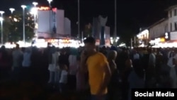 صحنه‌ای از تجمع اعتراضی مردم در رشت در شامگاه یک‌شنبه ۲۵ تیر