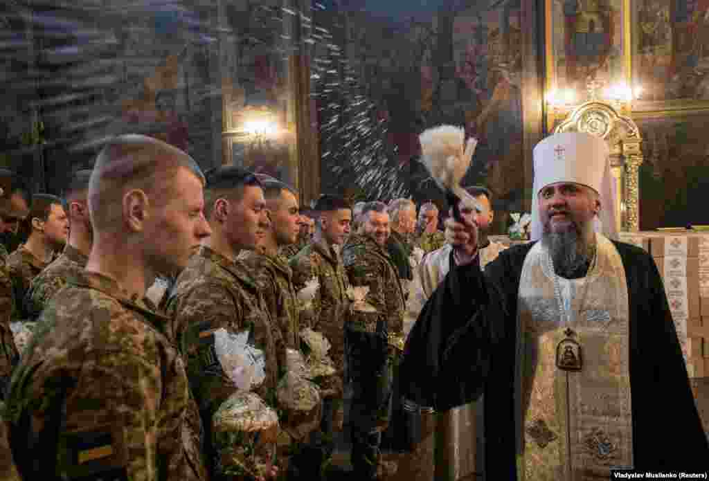 Глава ПЦУ митрополит Київський&nbsp; всієї України Епіфаній кропить військовослужбовців ЗСУ свяченою водою під час спеціального Великоднього богослужіння для українських військових у Свято-Михайлівському соборі в Києві, 12 квітня 2023 року