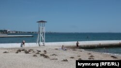 Отдыхающие на пляже в Феодосии, июнь 2023 года