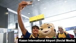 БРИКС уеннарына килүче спортчыларны Казан һава аланында каршы алу