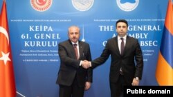 Председатель парламента Турции Мустафа Шентоп (слева) и председатель Национального собрания Армении Ален Симонян