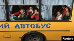 Rusiyanın işğalı altında olan Kupyansk şəhərindən uşaqların təxliyəsi. (Foto arxiv. 2022)