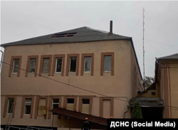 ДСНС показала наслідки ударів російських дронів по місту Нетішин Хмельницької області, де розташована Хмельницька АЕС. 25 жовтня 2023 року