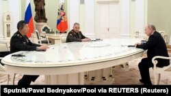 Chinese Defense Minister Li Shangfu, Russian Defense Minister Sergei Shoigu, and Russian President Vladimir Putin attend a meeting in Moscow on April 16. 