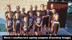 Маргарита Гапоненко (праворуч) разом з танцювальним колективом. Фото з особистого архіву родини