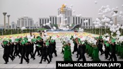 Çärelere gatnaşýan adamlaryň bellenen tertipde geýinmegi we ýylgyryp, bagtly görünmegi durmuşyň esasy talaplarynyň biri bolup galýar.