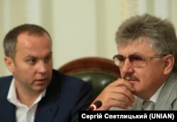 Володимир Сівкович (праворуч) та Нестор Шуфрич під час пресконференції 9 липня 2009 року