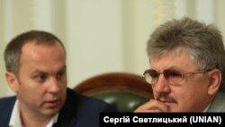 Нестор Шуфрич (л) і колишній заступник секретаря Ради нацбезпеки та оборони України Володимир Сівкович, який утік до РФ, архівне фото, 2009 рік
