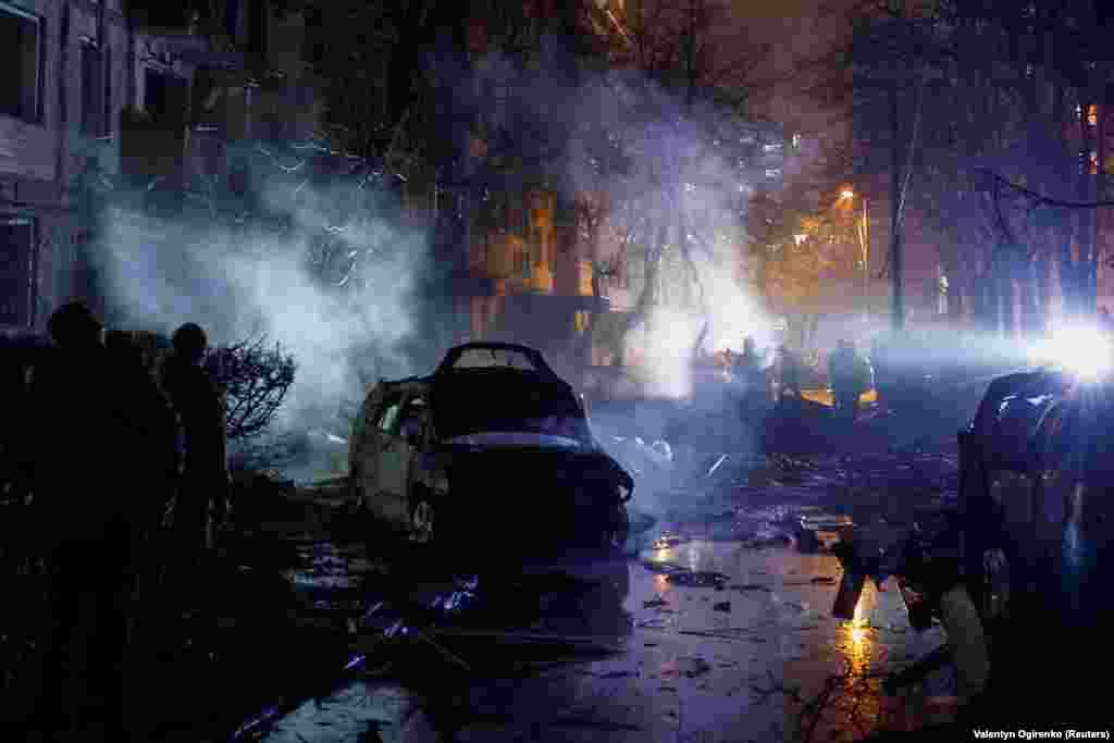 Спасатели на месте падения обломков ракеты. И Москва, и Киев отрицают нападения на гражданское население в ходе войны, которую Россия развязала против своего соседа в феврале 2022 года