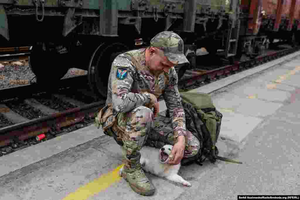 На світлині український військовий Євген, який їде у відпустку додому