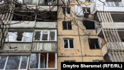 Пошкоджено кілька квартир, додав голова ОВА (на фото: наслідки попередніх обстрілів Херсона)