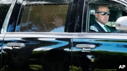 Donald Trump maše fotoreporterima, Doral, Florida, 13. juni 2023.