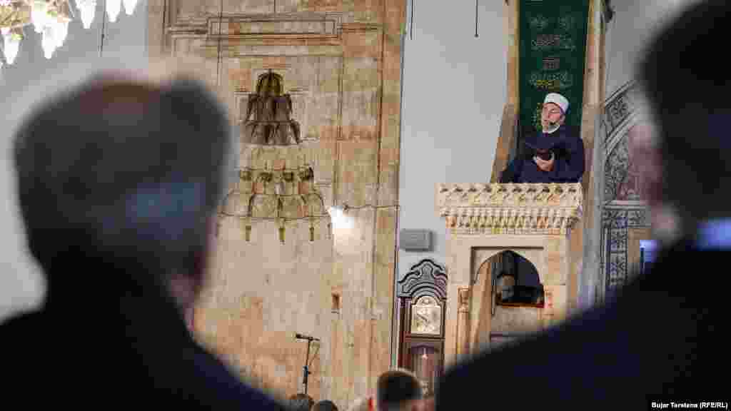 Верующие присутствуют на праздничной молитве в Большой мечети Приштины. Мясо принесенного в жертву обычно делят на три части: треть оставляют для семьи, треть отдают родственникам и друзьям и треть распределяют среди нуждающихся