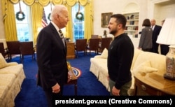Президент України Володимир Зеленський (ліворуч) і президент США Джо Байден. Ввшингтон, 12 грудня 2023 року