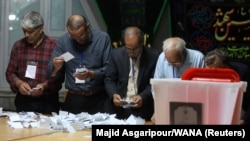 شمارش آرا در یکی از شعب رأی‌گیری در تهران، در پایان دور دوم انتخابات ریاست‌جمهوری