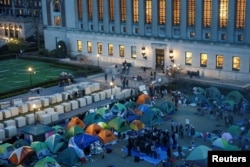 Колумбия университетинин башкы аянтында Газаны колдогон студенттер тигип алган чатырлар. 26-апрель, 2024-жыл.