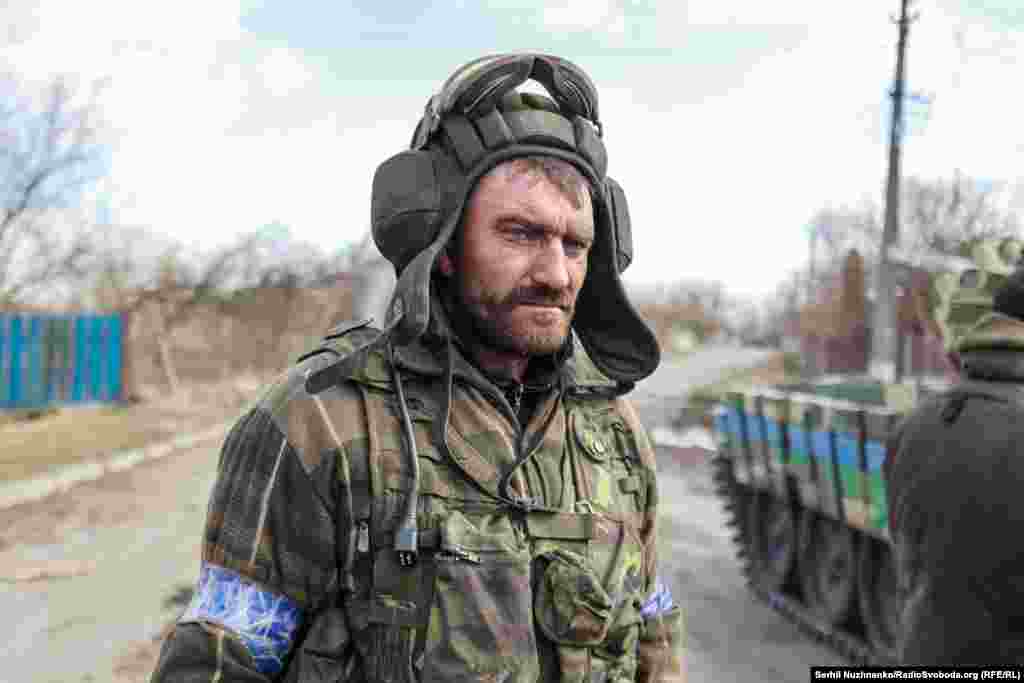 Український танкіст у звільненому селі Лук&#39;янівка на Київщині. Березень 2022 року
