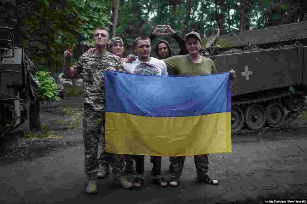 Рекрути фотографуються &laquo;на пам&rsquo;ять&raquo; з українським прапором. Після в&rsquo;язниці та малорухомого способу життя фізичний стан у багатьох рекрутів &ndash; не найліпший. Тому вони багато часу проводять на спортмайданчику