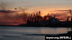 Ілюстраційне фото. Наслідки удару, під час якого був знищений російський великий десантний корабель «Новочеркаськ» у порту Феодосії в окупованому Криму, 26 грудня 2023 року