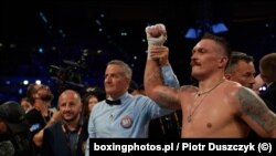 Після закінчення бою Усик сказав, що свою перемогу присвячує ЗСУ: «Слава Богу і Слава Україні!»