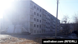 Türkmenabatda bina edilýän jaýlaryň biri. Fewral, 2023 ý.
