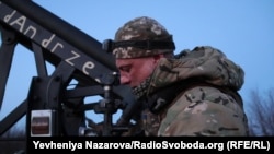 «Волчара» під час бойового виїзду підрозділу наводить установку міні-«Граду»