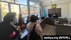 На оглашении решения суда по иску фемактивистки Вероники Фоновой к акиму Алматы. Алматы, 21 апреля 2023 года
