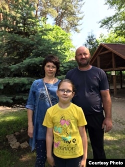 Софія Крячко з мамою та татком. Фото з особистого архіву родини