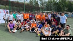 "Азаттык" үналгысынын 70 жылдыгына арналган кичи-футбол боюнча мелдешке катышкан командалар. 10-июнь, 2023. Бишкек. 