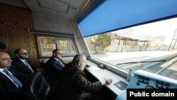 Պաշտոնյաները դիտարկում են դեպի Ակադեմիական քաղաքի հատված տանող երկաթուղային ենթակառուցվածքները, 12-ը ապրիլի, 2024թ.
