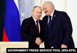 Очільники Росії та Білорусі, Володимир Путін (ліворуч) і Олександр Лукашенко під час зустрічі в російському Петербурзі, 29 січня 2024 року