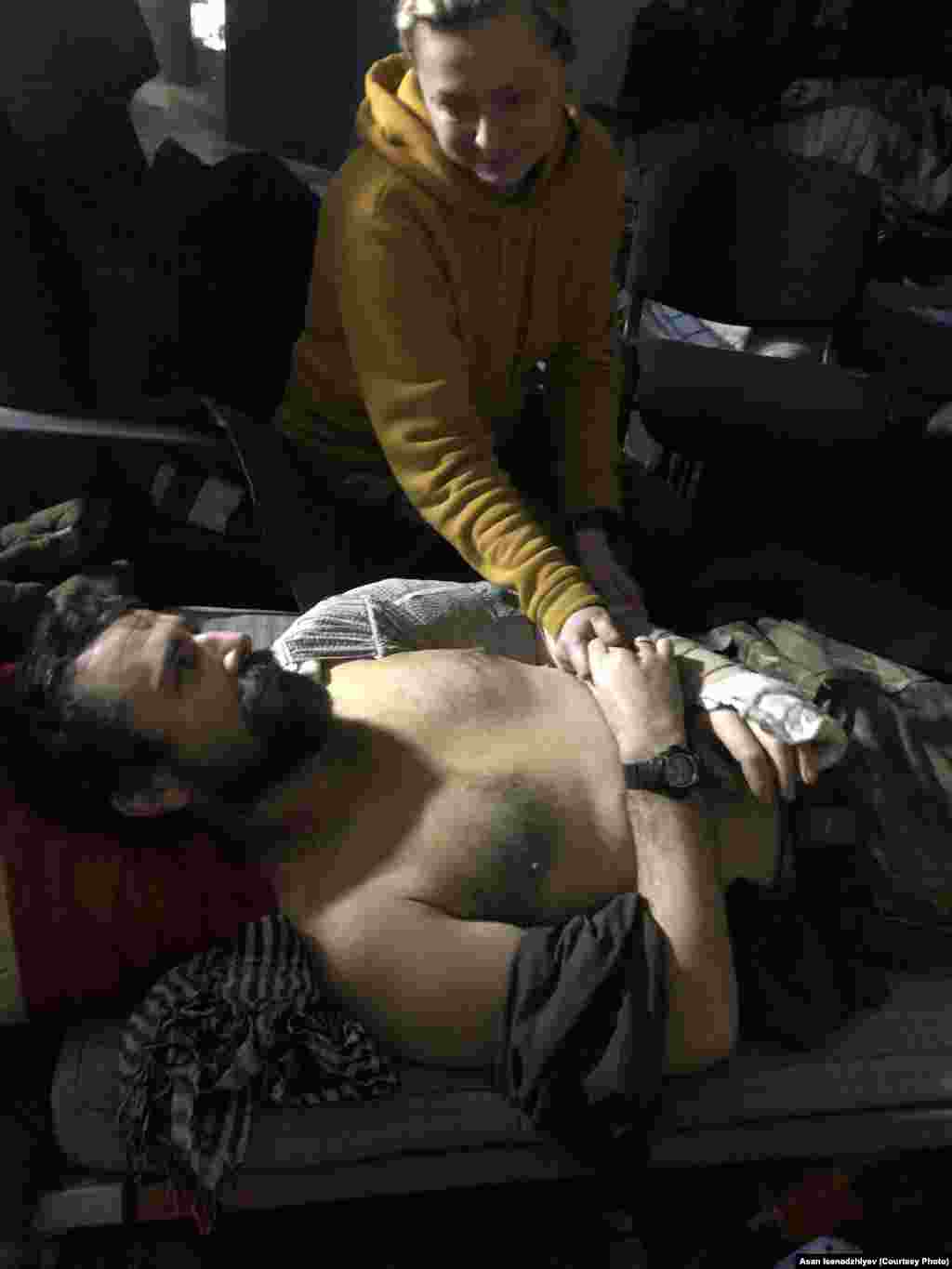 Alla ve Maksim, &quot;Azov&quot; polkunıñ tibbiyet hızmetinden, &quot;Azovstal&quot;ge beraber tüştiler. Maksim ağır yaralanğanda, Alla aqayını terk etmedi ve oña şahsen baqtı