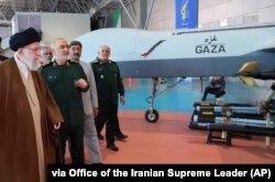 بازدید رهبر جمهوری اسلامی از نمایشگاه دستاوردهای هوافضای سپاه پاسداران در حضور حسین سلامی، فرمانده کل این نهاد نظامی