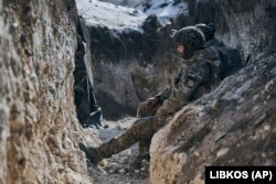 Українські солдати на позиціях під Бахмутом на лінії фронту. 11 лютого 2023 року