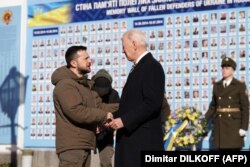 Президент України Володимир Зеленський і президент США Джо Байден (праворуч) під час вшанування загиблих українських воїнів у війні з Росією біля Стіни пам'яті. Київ, 20 лютого 2023 року
