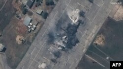 Знищений російський винищувач МіГ-31 на авіабазі Бельбек поблизу Севастополя в окупованому Криму, 16 травня 2024 року