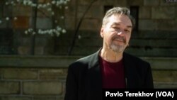 Юрій Андрухович переконаний, що Україна страждає від війни через страх Заходу. Письменник вірить, що українці знайдуть внутрішні ресурси витривалості та героїзму, щоб переламати цю ситуацію. Фото: Pavlo Terekhov (VOA)