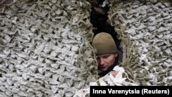 Український військовий в околицях Часового Яру, фото ілюстративне