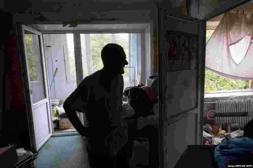 Тепер журналісти французької інформаційної агенції знову повернулися в Авдіївку, і захотіли дізнатися як у Гроздова справи. Вони знайшли його живим у розтрощеній квартирі без вікон. &laquo;Моя душа вдома, вона не намагається піти. Я не переживаю, я став спокійним&raquo;, &ndash; каже Гроздов.