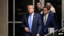 Дональд Трамп залишає будівлю суду (архівне фото)