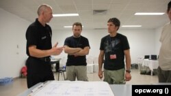 Aleksandr Studenikin (ortada) Tunisdə kimyəvi silahlardan və zəhərli sənaye tullantılarından qorunmaq üçün avadanlıqlar sərgisində. 2010