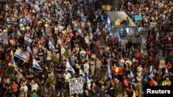 خانواده‌های گروگان‌ها و حامیان آنها در تل‌آویو 