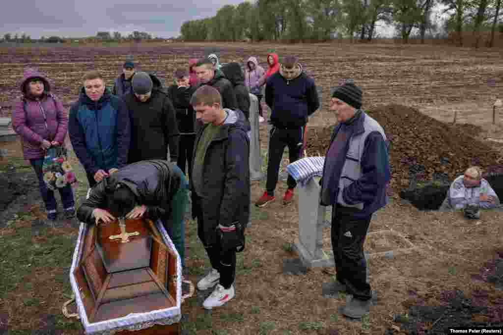 Всі вони прийшли на поминки свого односельця, який загинув на фронті.&nbsp;Люди зібралися у місцевому кафе-магазині. Туди і влучила російська ракета &ndash; імовірно, &laquo;Іскандер&raquo;