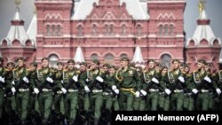 Керівники кількох російських регіонів, які межують з Україною, а також окупованого Криму оголосили про скасування зазвичай гучних військових парадів до Дня перемоги 9 травня