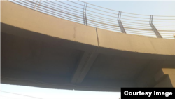 Ош шаарындагы жөө кишилер өтүүчү өтмөк көпүрө.  