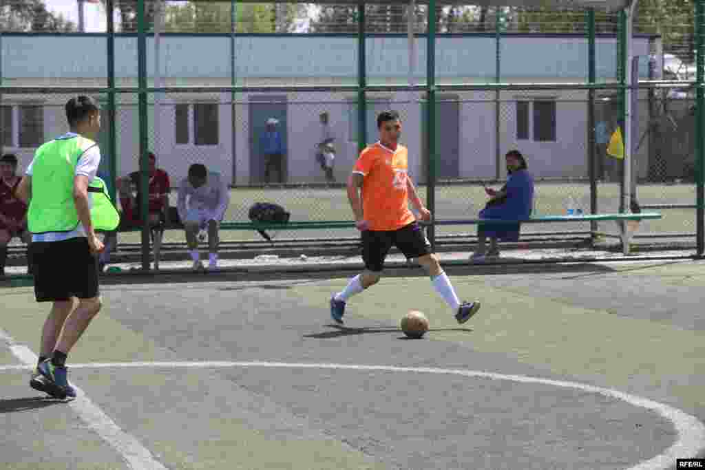 Кичи-футбол боюнча мелдешке жалпыга маалымдоо каражаттарынан түзүлгөн 13 команда катышты.