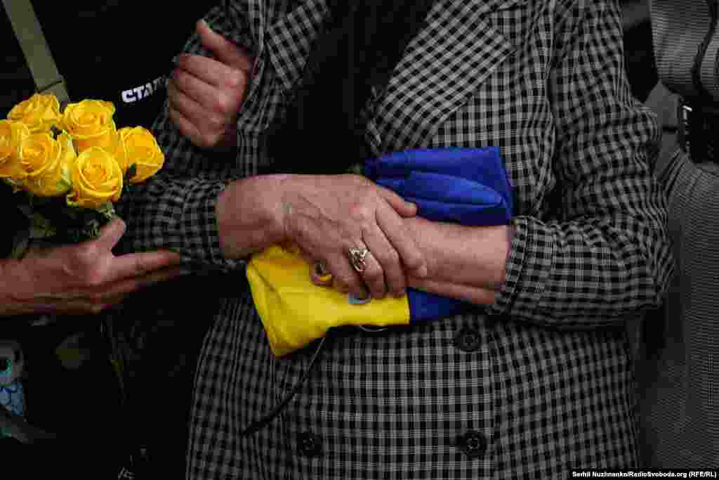 Прапор, яким була покрита домовина Едуарда, в руках його матері