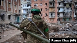 Украиналык аскер Бахмут шаарындагы кармаш маалында. 15-март, 2023-жыл