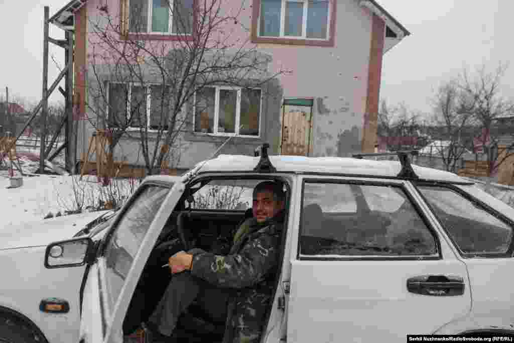 Місцевий житель Олександр біля свого будинку, пошкодженого обстрілами. Мощун, Київська область, грудень 2023 року. Частково відремонтувати будинок, каже Олександр, допомогли благодійний фонд &laquo;Карітас&raquo; і волонтери. Матір Олександра померла внаслідок отриманих під час обстрілів поранень